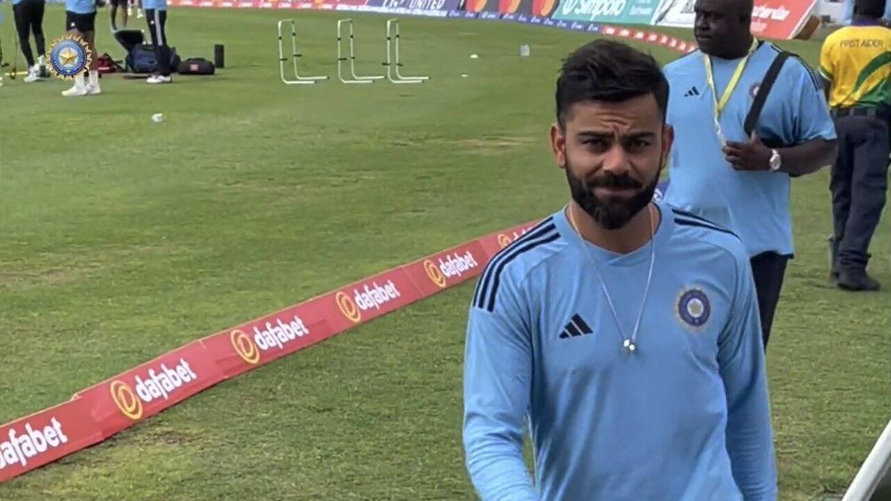 Virat Kohli little fan gifted him bracelet