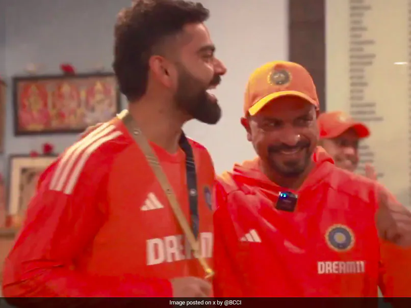 WATCH- Virat Kohli receives the ‘Best Fielder Award’