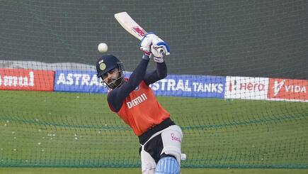 virat kohli explained he can teach novak djokovic how to hold the bat