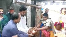 IPL 2024 : आईपीएल से पहले माता - पिता के साथ उज्जैन  पहुंचे केएल राहुल  