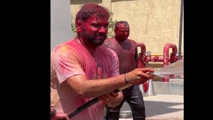 IPL 2024 Holi colors spread on foreign players too, Indian players were heavily smeared with gulal