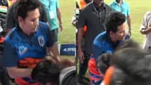 'क्रिकेट के भगवान' को लेकर फिर दिखा गजब का जुनून, फैंस ने छूए पैर