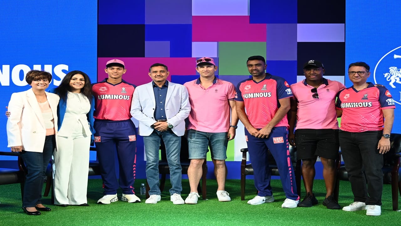 Luminous Power Technologies leadership & Rajasthan Royals players (1)
