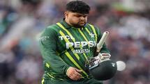 T20 WC के बीच आजम खान को बर्गर खाता देख पाकिस्तानी फैंस भड़के 