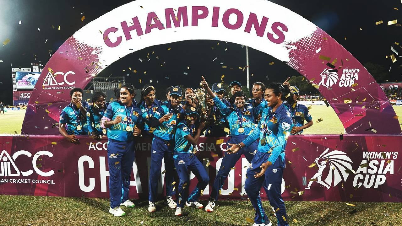 Srilanka players with trophy