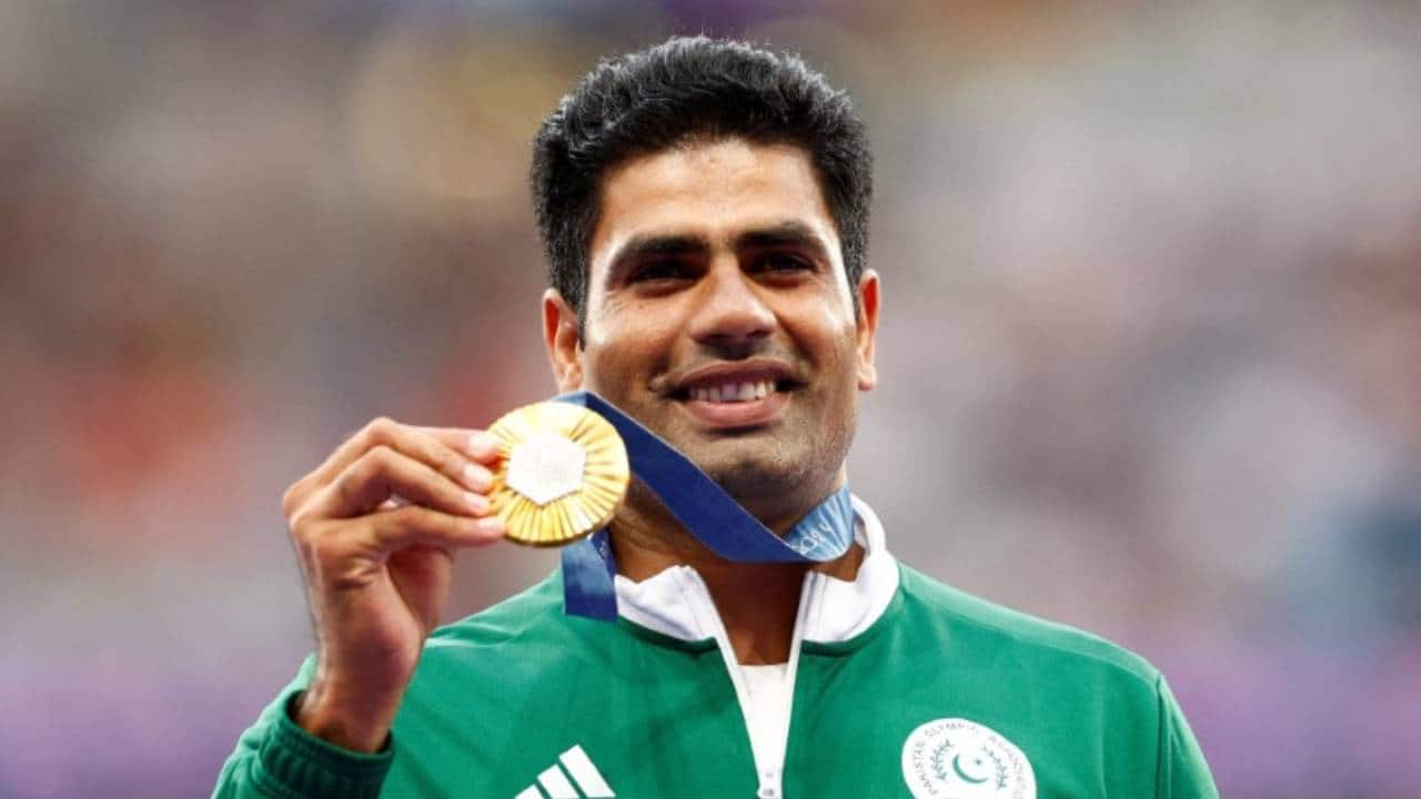 Arshad Nadeem showing off the gold medal