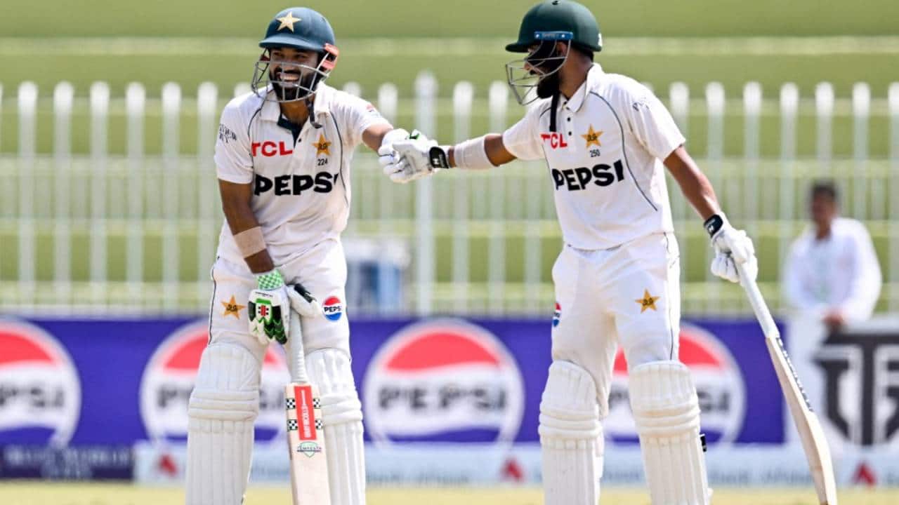 Rizwan and Shakeel batting against Bangladesh