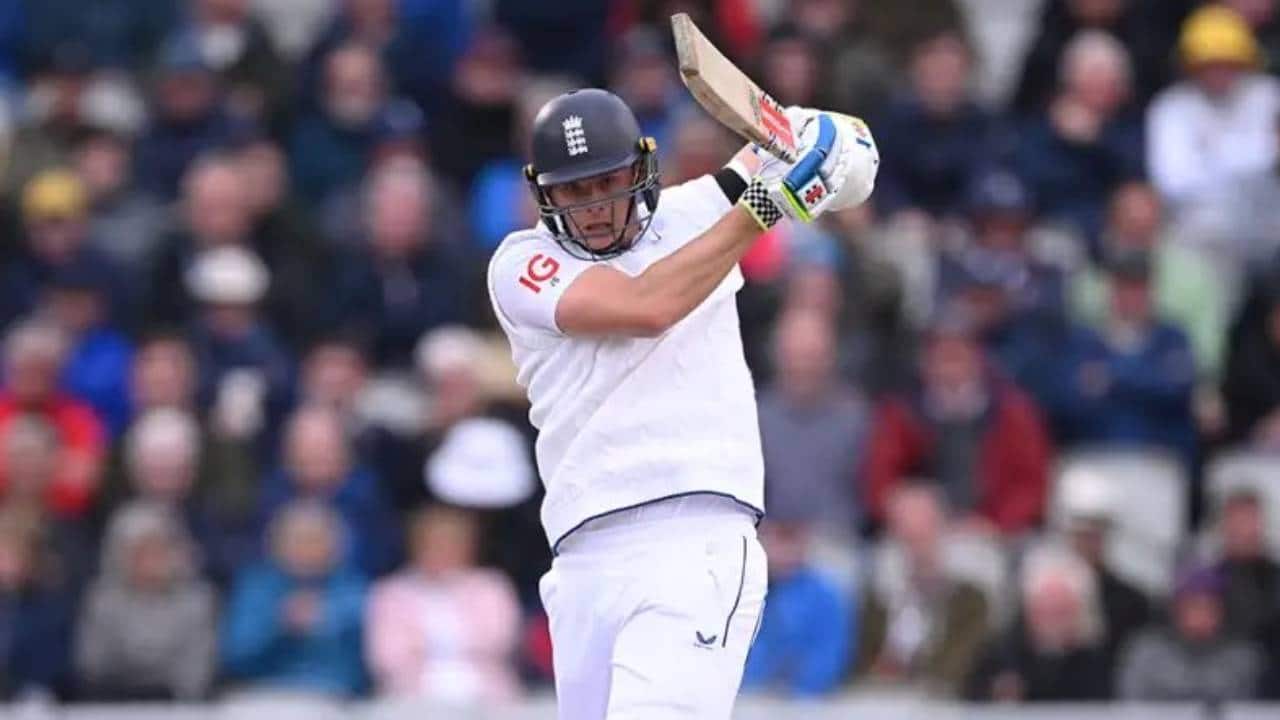 Jamie Smith batting against Sri Lanka