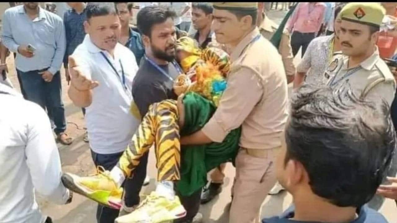 Bangladesh fan being taken to the hospital by the police