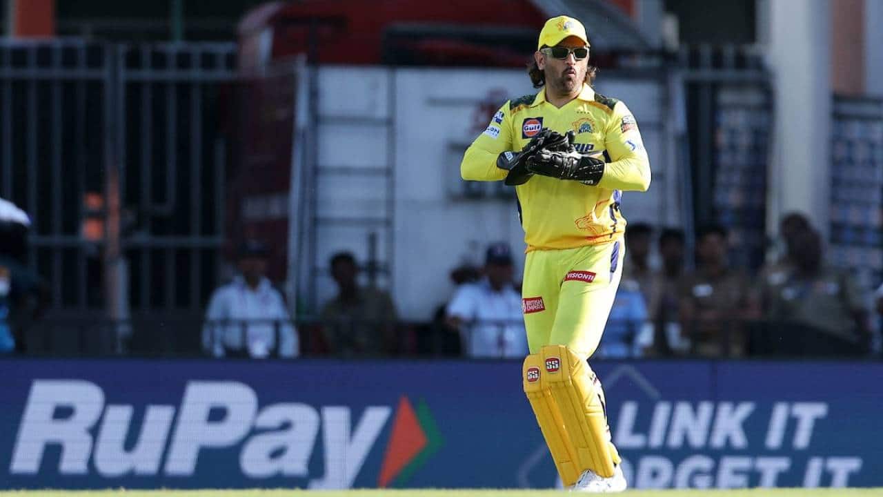 MS Dhoni wicketkeeping for CSK