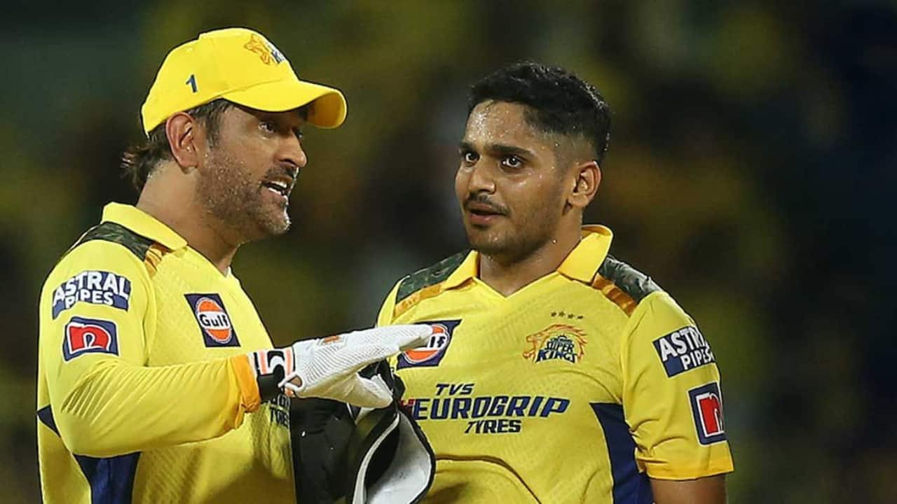 Dhoni having a chat with Deshpande during an IPL match