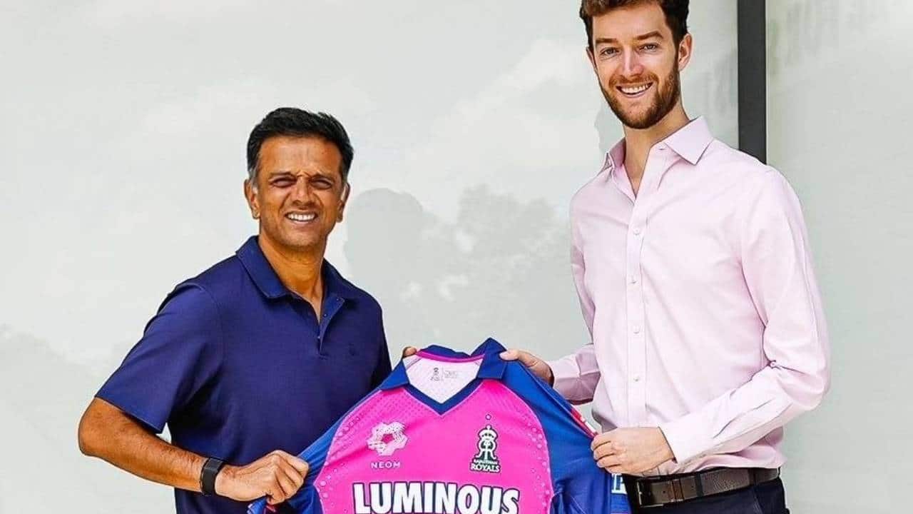 Rahul Dravid accepting the Rajasthan Royals jersey