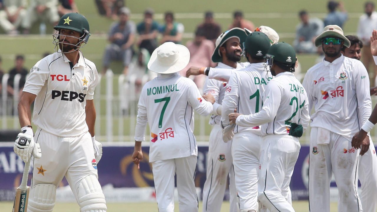 Bangladesh team celebrating after taking a wicket against Pakistan