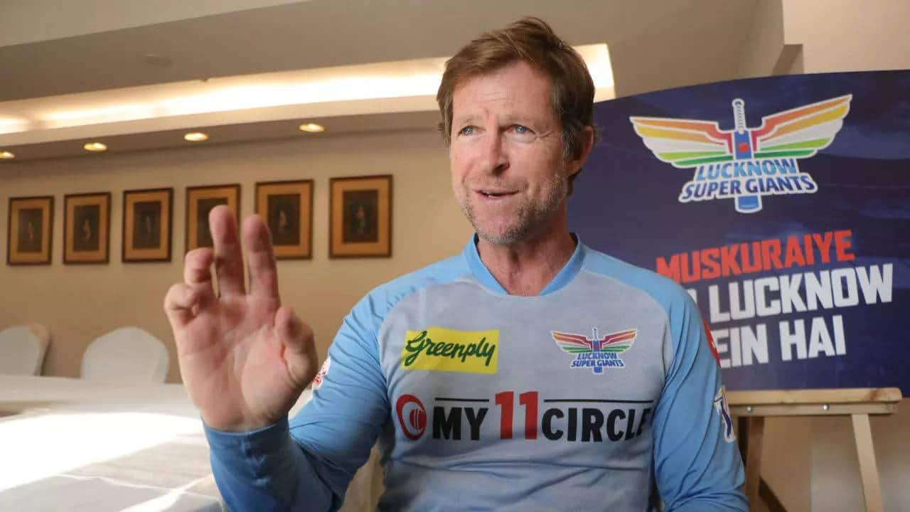 Jonty Rhodes speaking on a topic