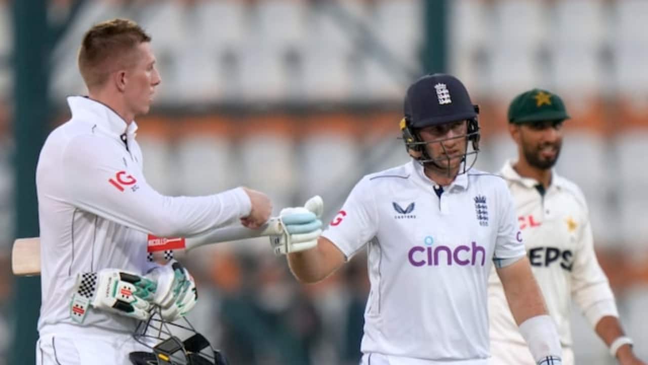 Brook and Root batting against Pakistan