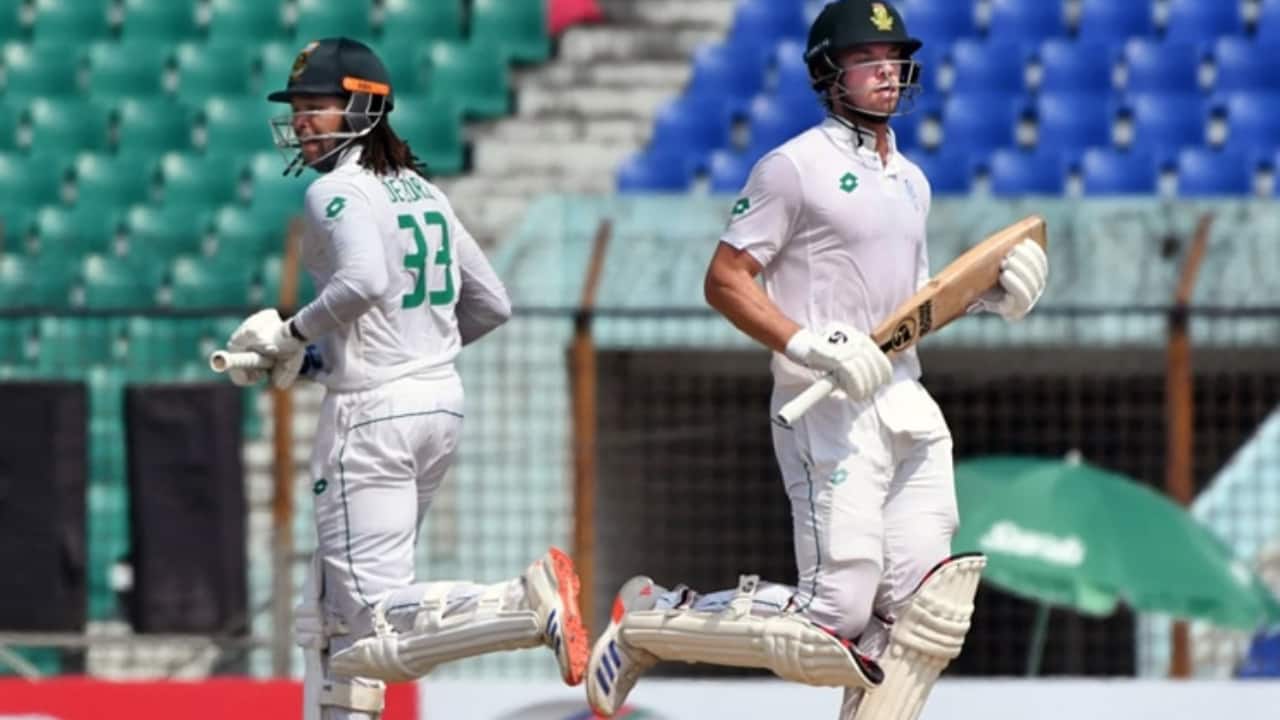 De Zorzi and Stubbs batting during a Test match