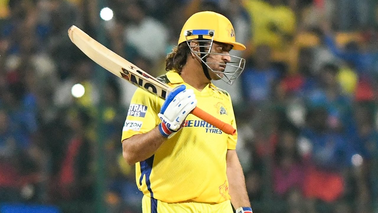 Dhoni batting during an IPL match