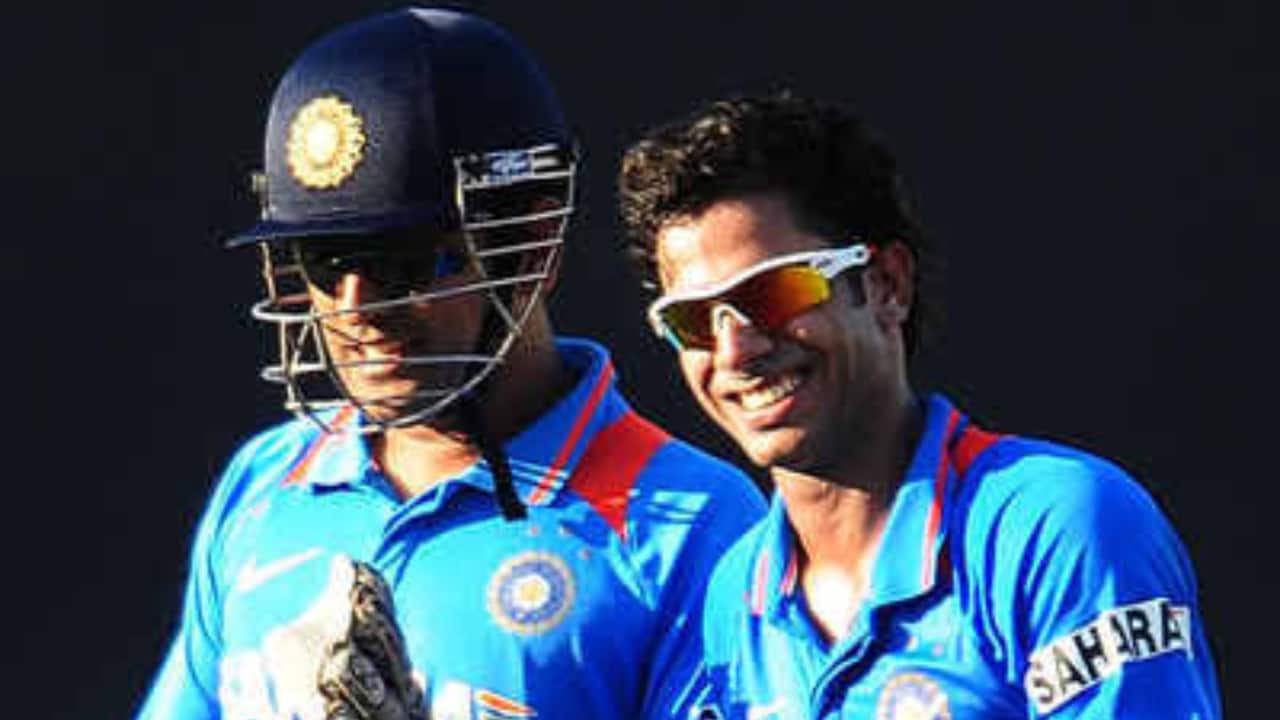 Dhoni and Tiwary during an ODI