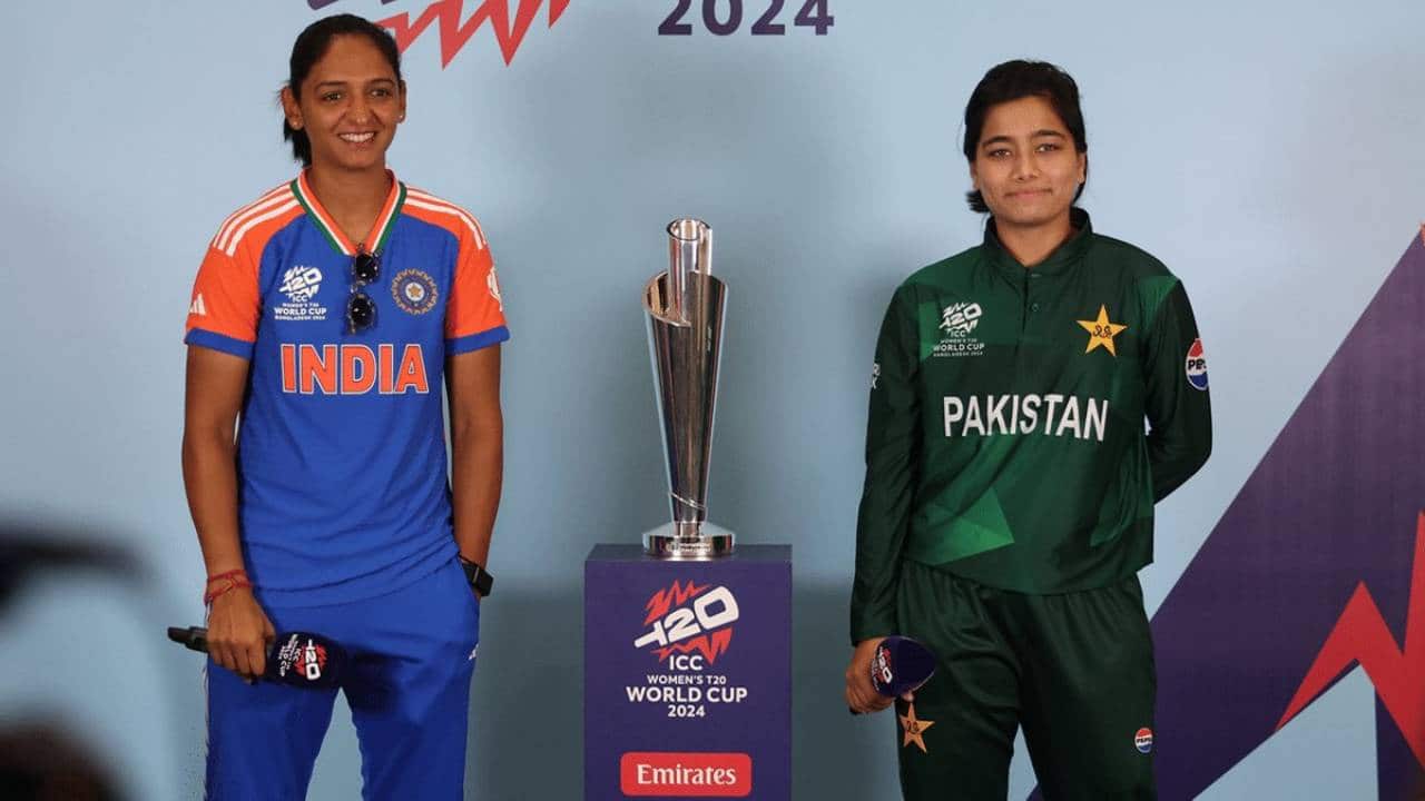 Harmanpreet and Fatima standing together