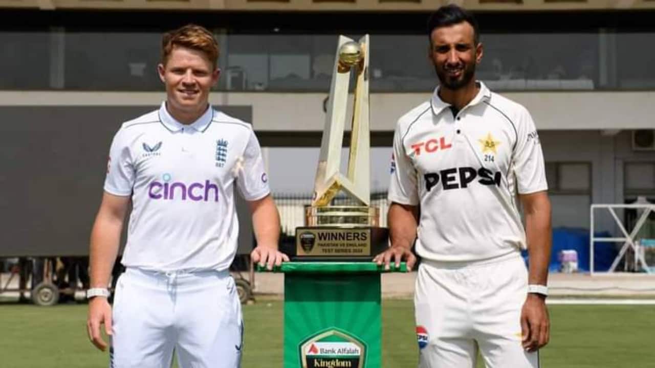 The England and Pakistan Test skipper captains standing along with the trophy