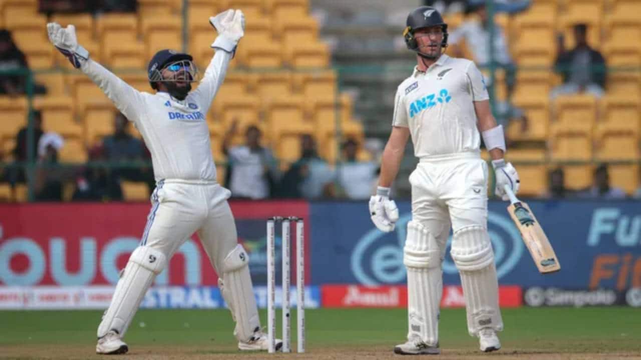 Pant wicketkeeping against New Zealand