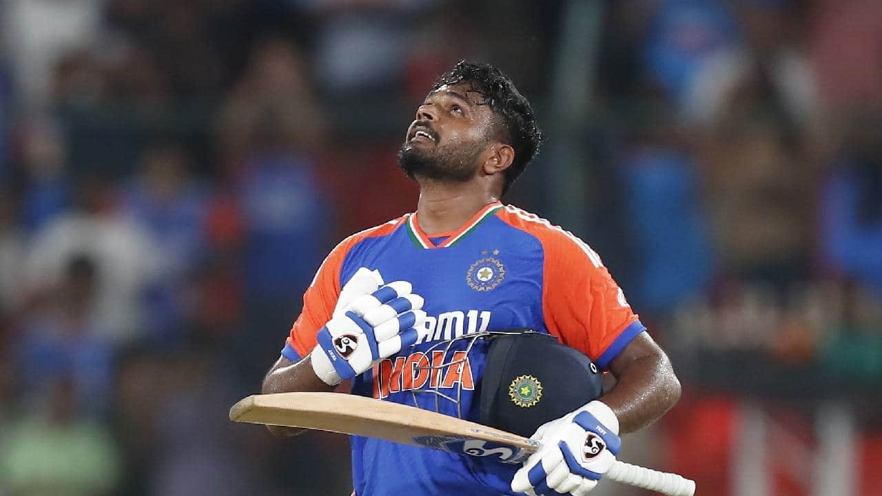 Sanju Samson with Ground staff