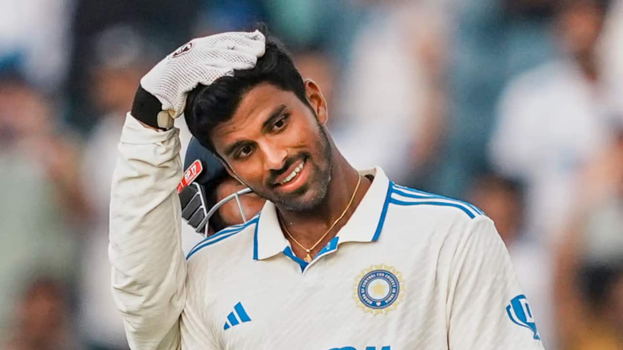 Sundar getting congratulated by Pant during the Test match