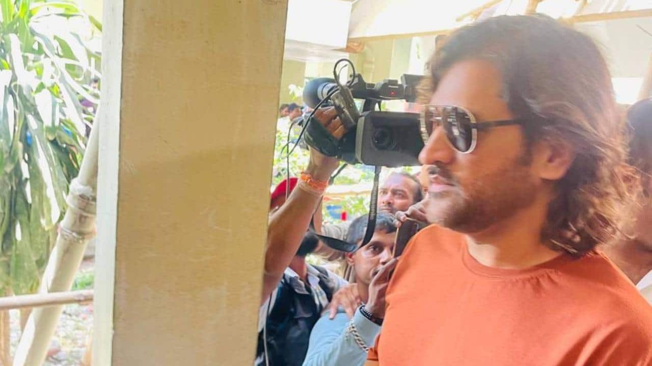 MS Dhoni at the polling booth