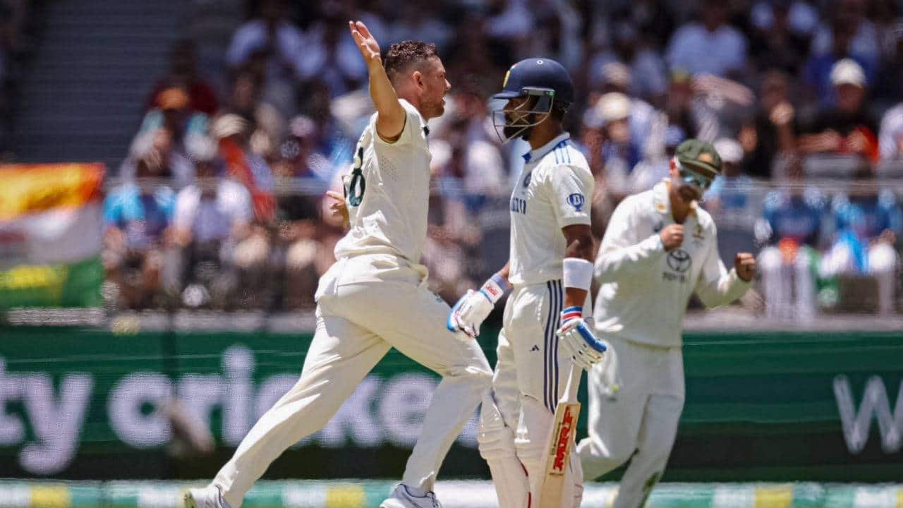 Kohli loses his wicket to Hazlewood