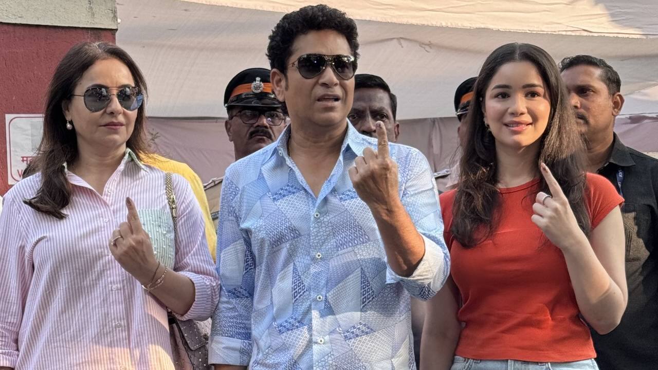 Sachin Tendulkar with his wife and daughter
