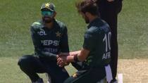 aus vs pak babar azam become doctor treat shaheen Afridi injured thumb on field