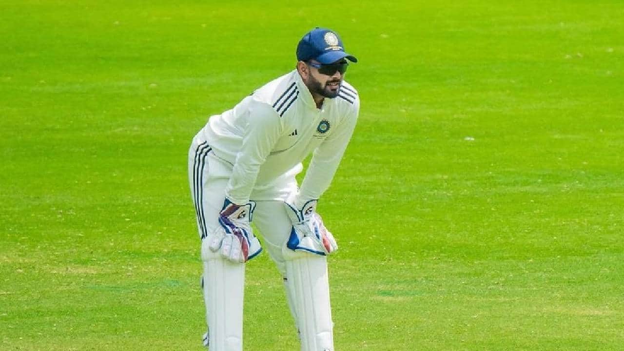 Pant wicketkeeping during a Test match