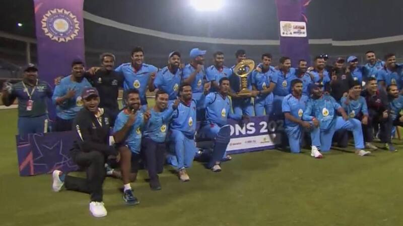 Mumbai Cricket Team with SMAT trophy