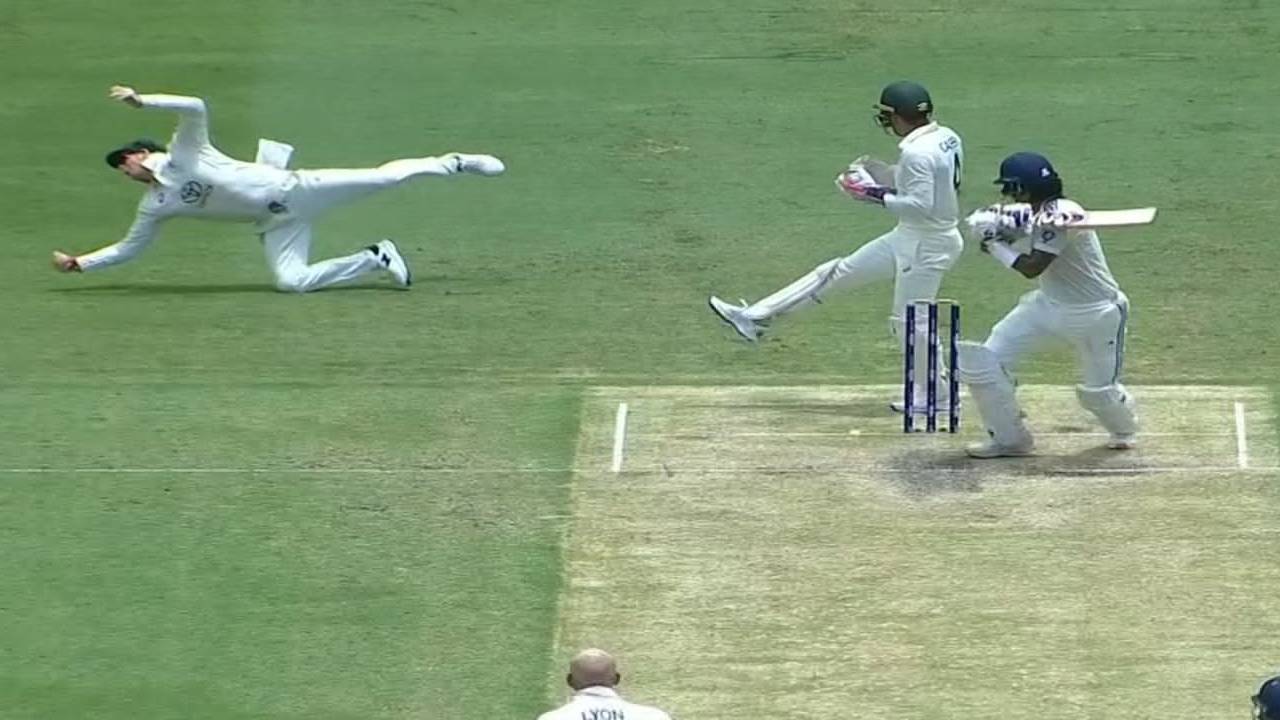Steve Smith takes brilliant catch