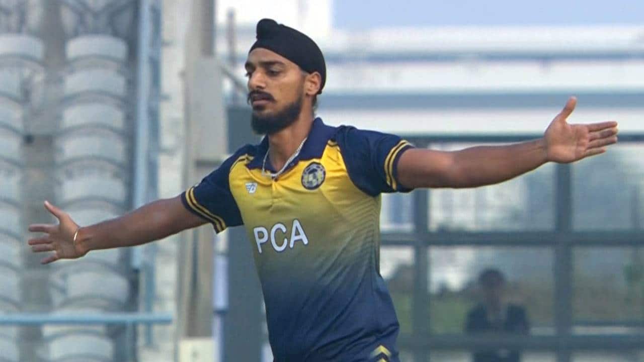 Arshdeep bowling during a Vijay Hazare Trophy match