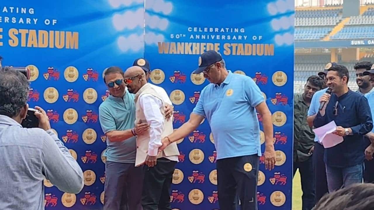 Vinod Kambli meeting Sunil Gavaskar at Wankhede Stadium