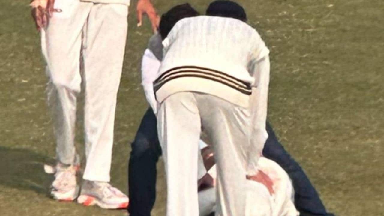 Virat Kohli's fan touches his feet