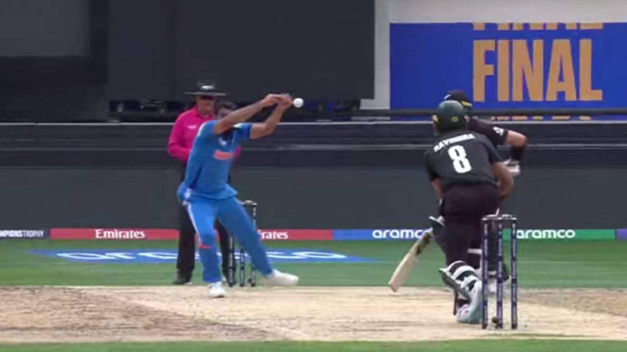 Mohammed Shami drops Rachin Ravindra's catch