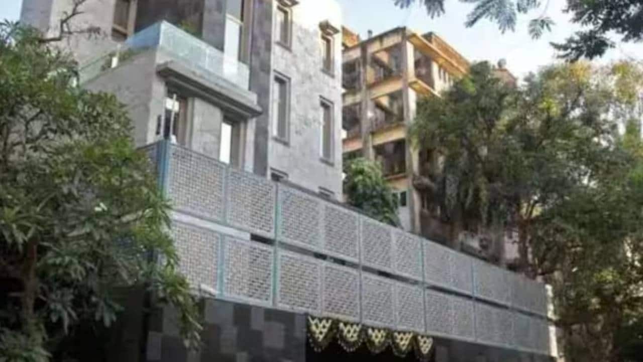 Cricket icon Sachin Tendulkar lives in one of Mumbai's most breathtaking  celebrity residences — a luxurious five-storey mansion located in the elite  neighbourhood of Bandra West. He originally purchased the property in, image size:1280x720