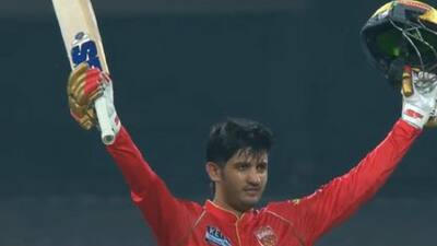 प्रियांश आर्या शतक