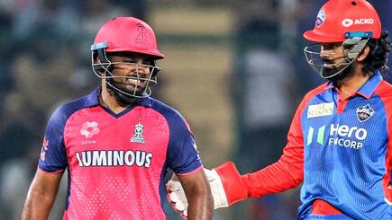Big blow for rajasthan Royals sanju samson retired hurt leave stadium after pain against delhi capitals ipl 2025