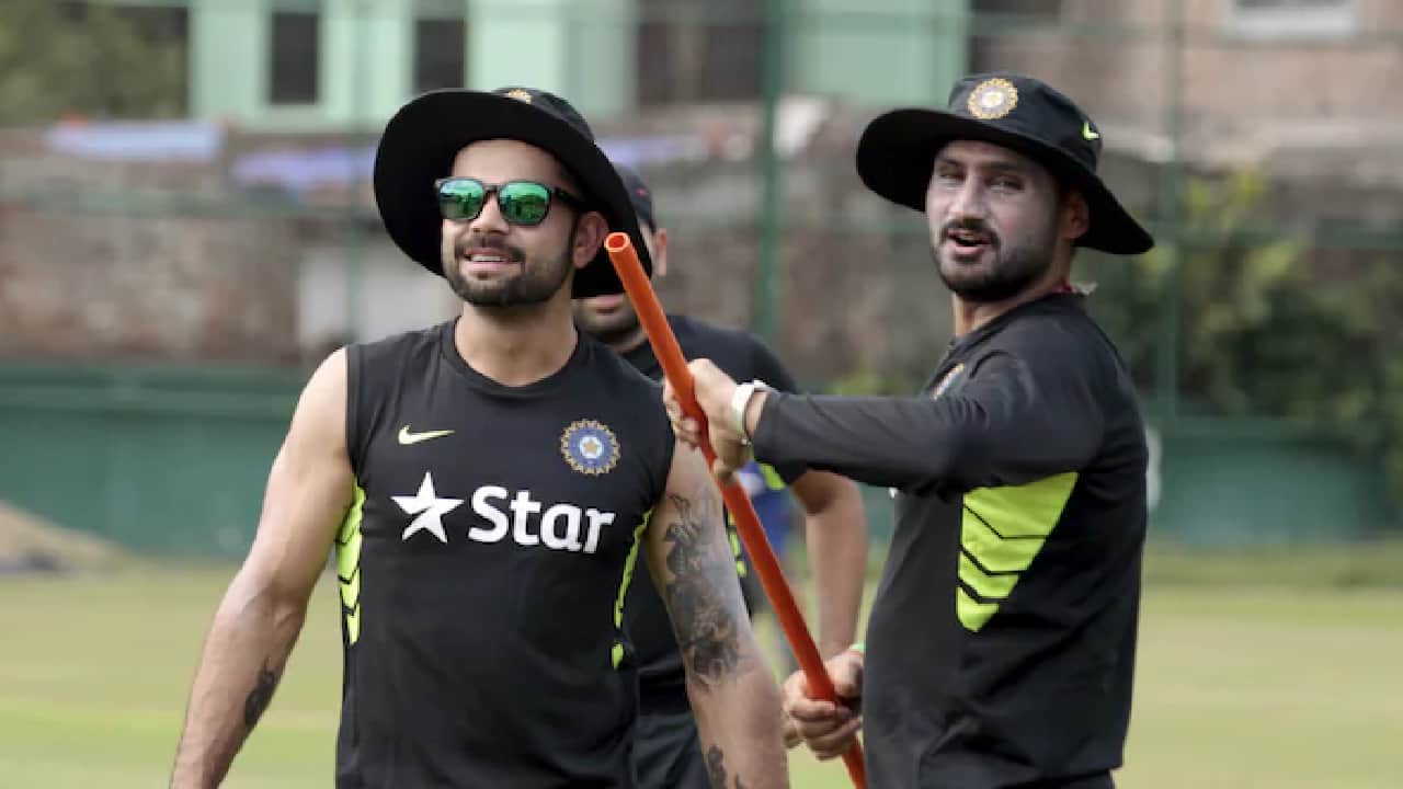 Virat Kohli (L) and Harbhajan Singh (R)