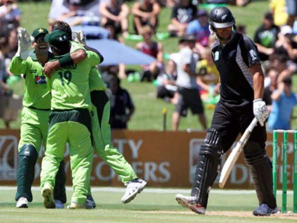 Franklin leads middle-order resistance to propel New Zealand to 262 for seven