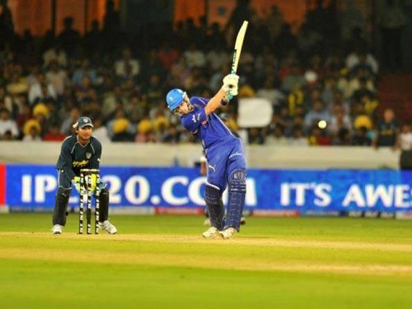 Pak umpire, six bookies arrested while betting on IPL