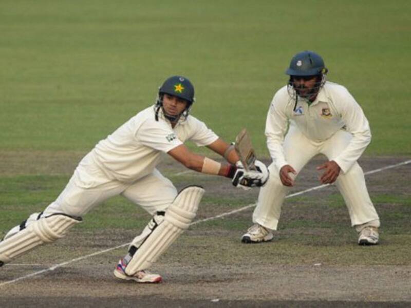 Pakistan steady after early jolt on second day 