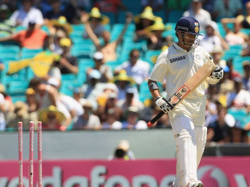 Sachin Tendulkar helps fan collect signatures of World Cup-winning players