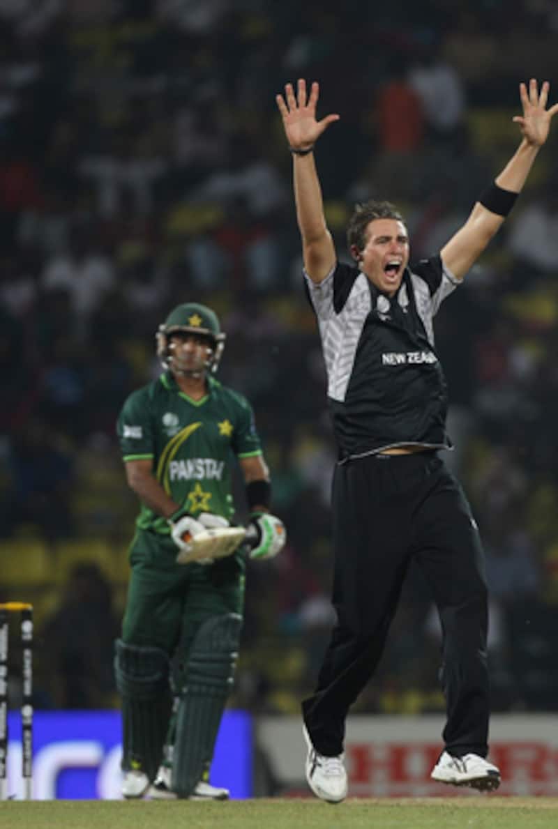 Pakistan buckle under pressure