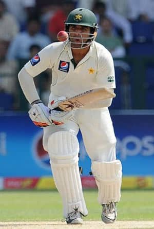 Umar near double-century as Pakistan lead surges to 242 at tea Umar near double-century as Pakistan lead surges to 242 at tea