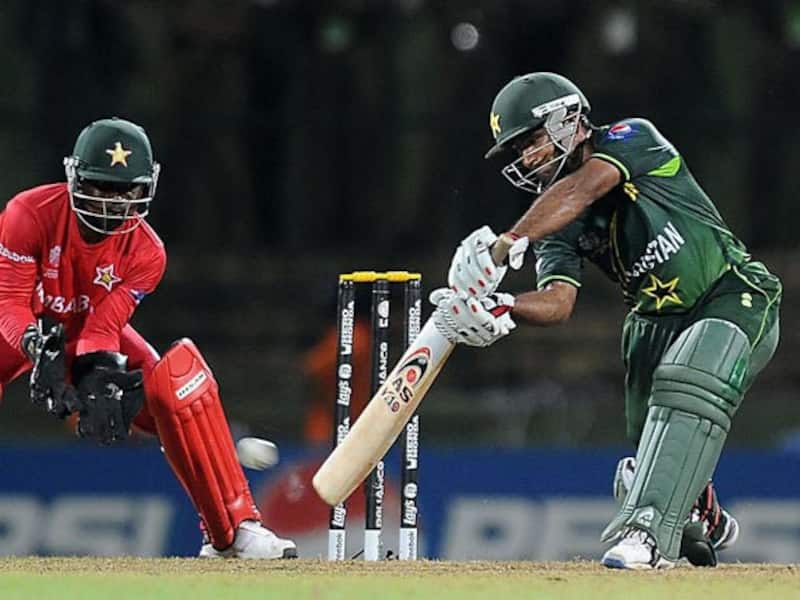 Pakistan beat Zimbabwe to reach quarter-finals