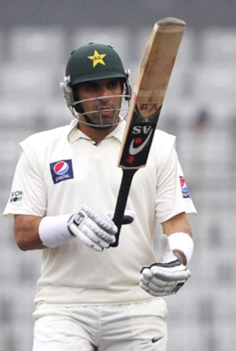 Pakistan take lead as Misbah-ul-Haq scores half-century